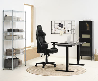 Chaise gaming TYPE Z RAZER, bureau ajustable en hauteur SLANGERUP et vitrine HOPTRUP