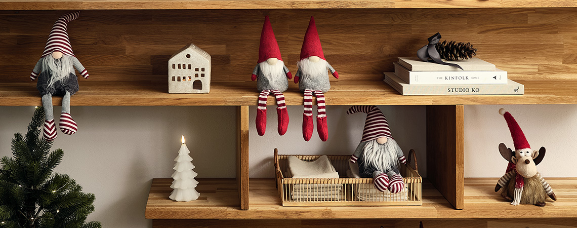Gnomes et lutins de Noël dans un salon décoré pour les fêtes