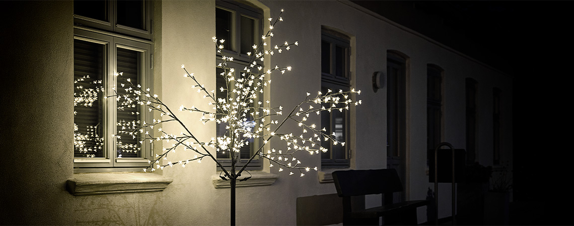 Arbre lumineux à LED en extérieur en hiver