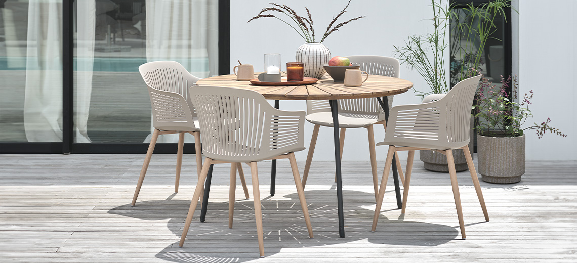 Table de jardin en bois d’acacia et chaises de jardin avec assise en plastique et pieds en acier