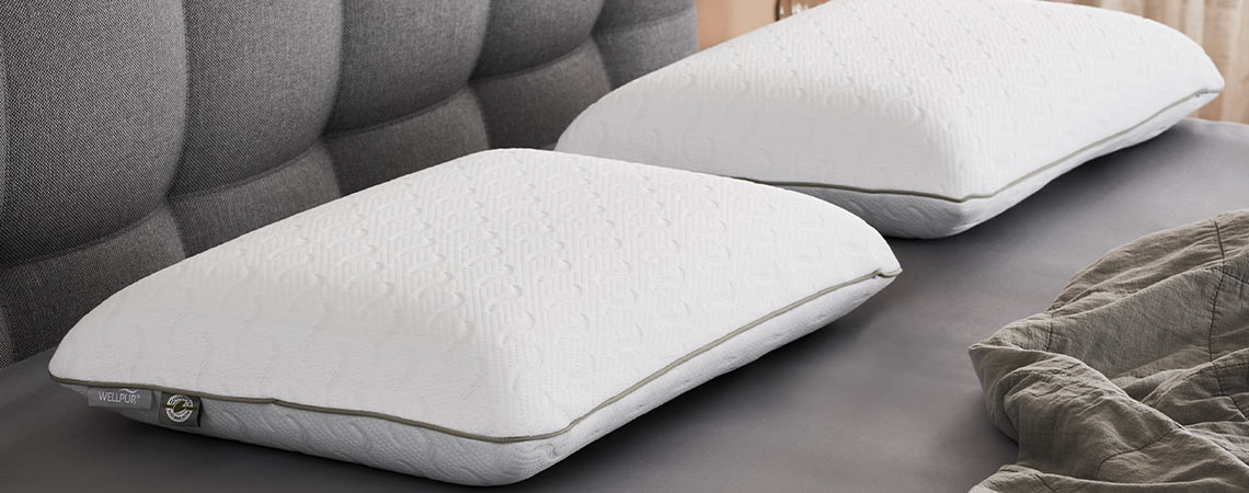 Deux oreillers ergonomiques sur un lit