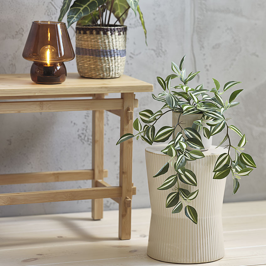 Plante artificielle ASGAR en pot RAYMOND sur socle SIGMUND Plante artificielle en pot sur le dessus d'un piédestal à nervures blanches