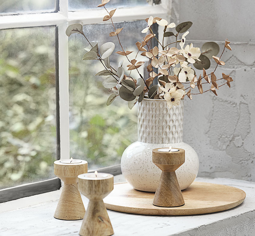 Vase en relief beige clair INGBERT avec fleurs artificielles LAUST et photophores en bois JOHAN Vase en relief beige clair ou blanc avec fleurs artificielles et photophores en bois