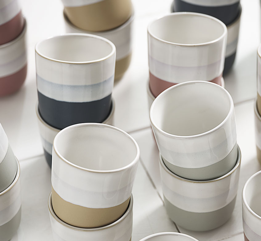 Tasses en porcelaine avec des rayures de différentes couleurs