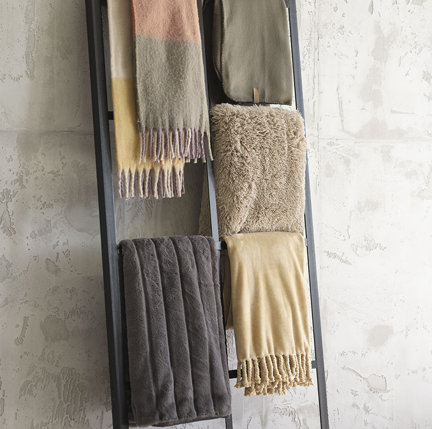Plaid TUSENFRYD uni, Plaid polaire vert DAGLILJE, Plaid MYRFIOL en fausse fourrure, Plaid gris foncé STAVKLOKKE et Plaid polaire BONDEROSE à franges Plaids sur une échelle décorative