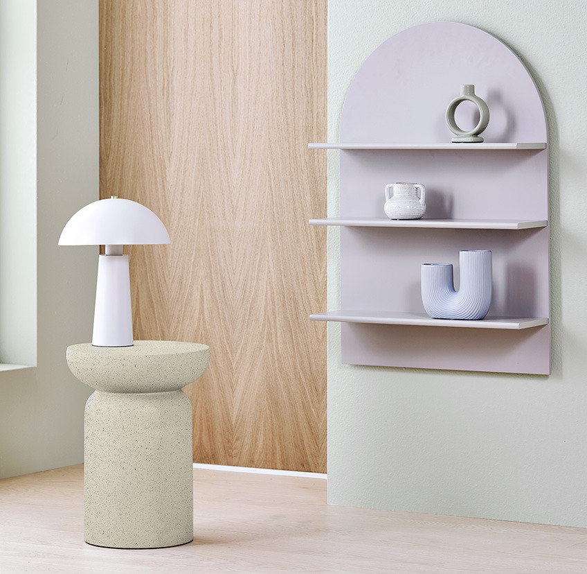 Table d'appoint LYDUM, lampe de table MARKUS et étagère murale ALKEN en gris chaud avec trois étagères Petite table d'appoint en beige, lampe classique blanche et étagère murale grise à trois étagères