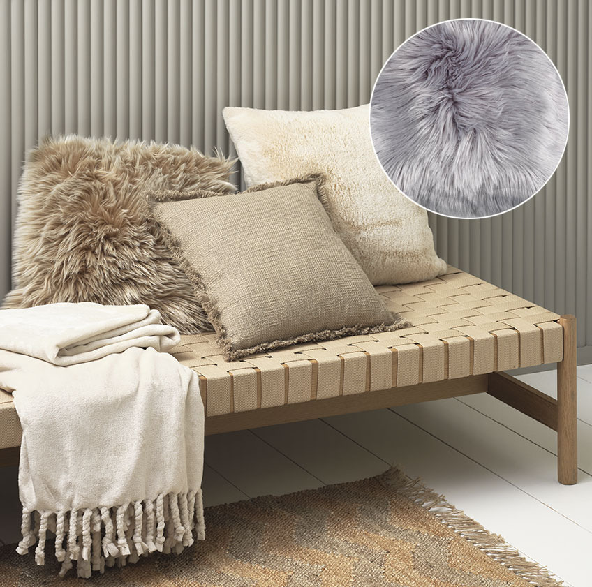 Banc VADEHAVET avec coussin TAKS (disponible en beige et gris) et jeté en polaire BONDEROSE Banc avec coussin en fausse fourrure et jeté en polaire