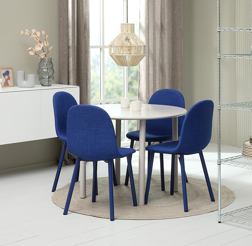 chaise de salle à manger bleu cobalt et table de salle à manger ronde en blanc