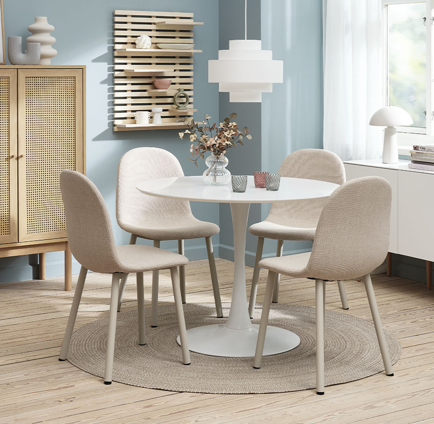 chaises de salle à manger beige clair et table de salle à manger ronde en blanc