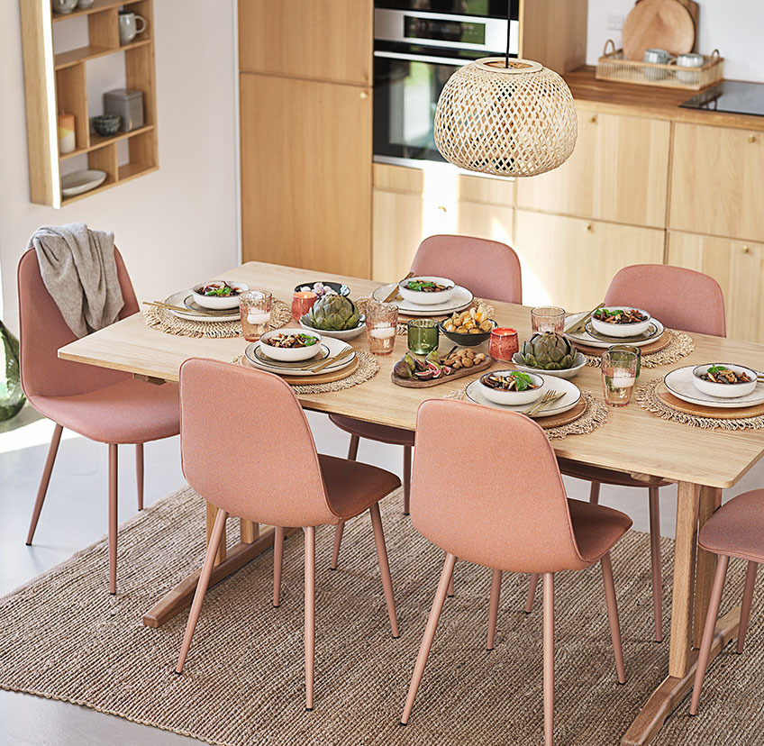 Chaises de salle à manger couleur pêche autour d'une table à manger dans la cuisine