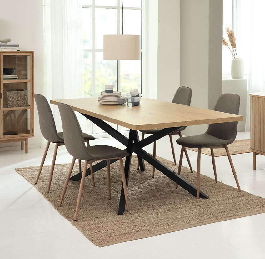 Chaises de salle à manger en olive et table à manger en bois dans une salle à manger