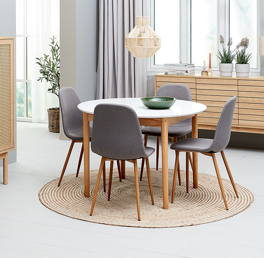 chaise de salle à manger grise avec pieds en bois et table à manger ronde en blanc et chêne