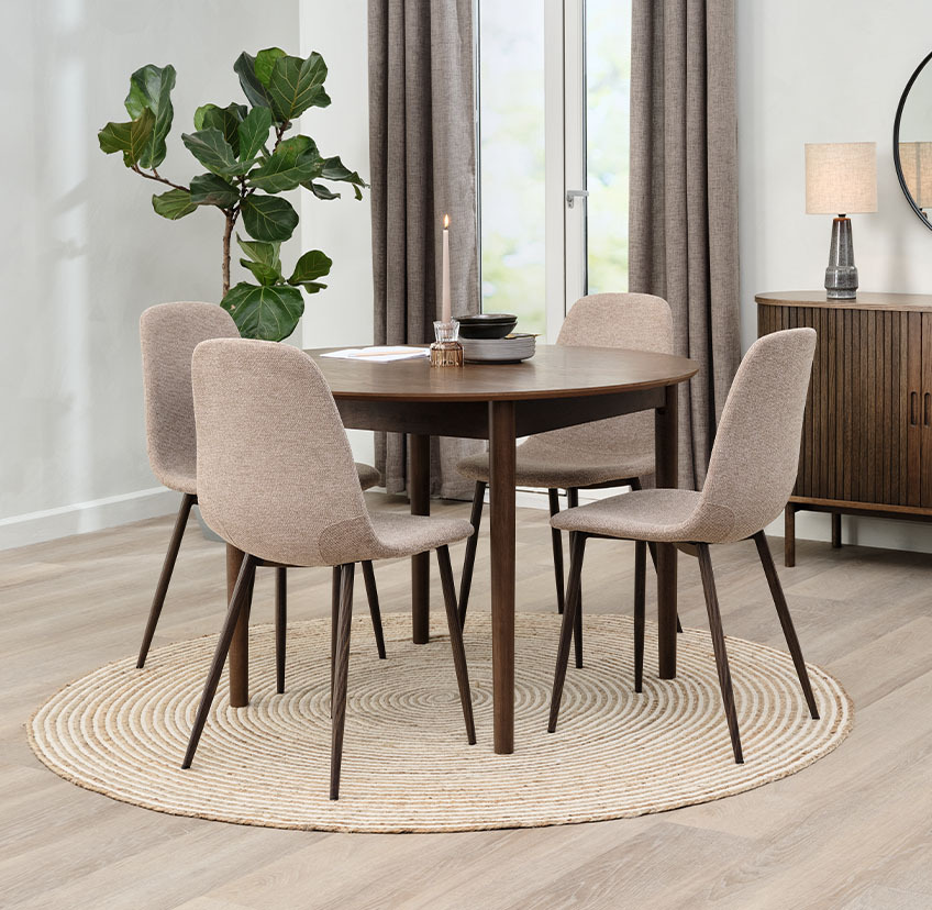 chaise de salle à manger beige avec pieds en bois foncé et table à manger ronde en chêne foncé