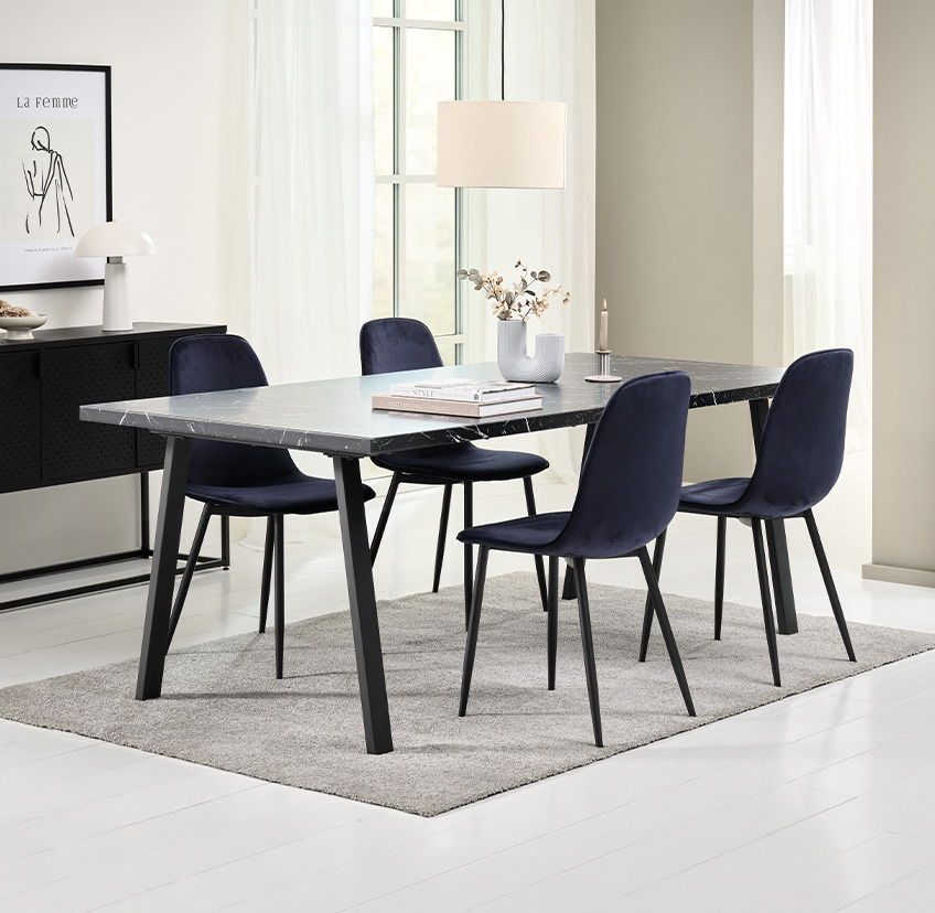 chaise de salle à manger bleu foncé en velours et table de salle à manger en marbre noir