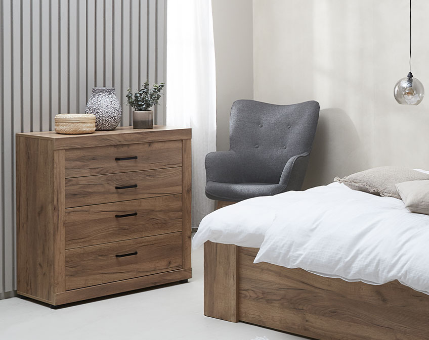 Commode en bois dans une chambre