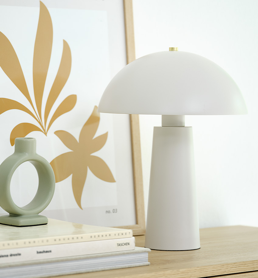 Lampe de table blanche élégante avec détail en laiton sur le dessus