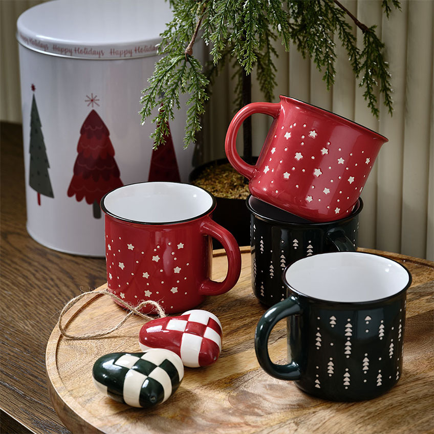 Tasses de Noël festives rouges et vertes avec des motifs de fêtes et cœurs de Noël 