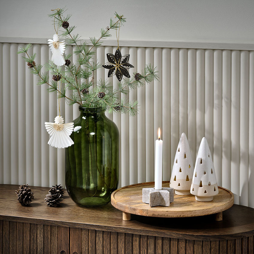 Décorations de Noël COVELLIN, bougeoir RUTILKVARTS, et sapin de Noël LED VILJE Brindille avec décorations dans un vase avec décor de Noël scandinave