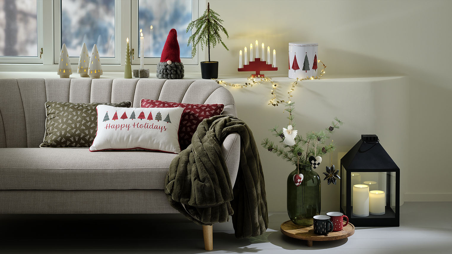 Salon confortable à la décoration de Noël typiquement scandinave