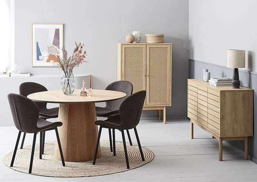 Salle à manger avec table ronde, chaises de salle à manger, buffet, armoire et tapis rond 