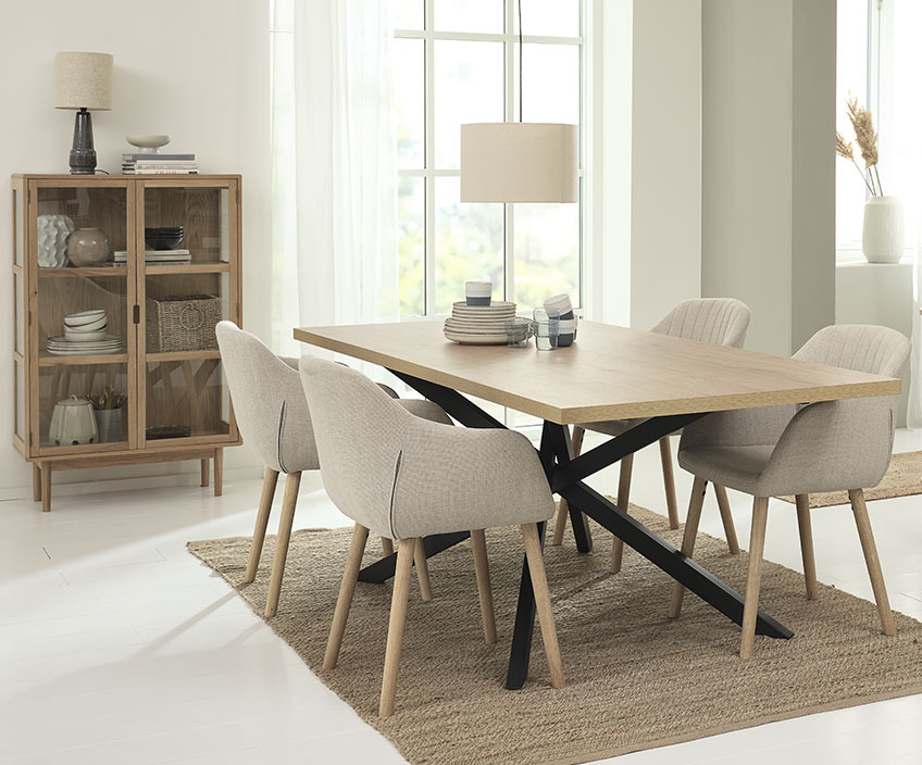 Tapis de salle à manger en dessous d'une table et chaises de salle à manger