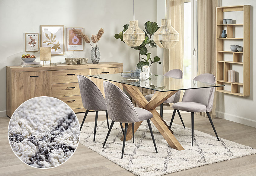  Salle à manger avec une table à manger, des chaises assorties, un buffet et un tapis à motifs