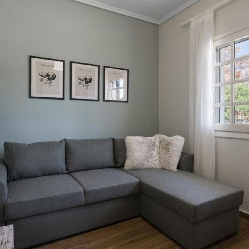 MARSLEV sofa bed with chaise longue and OSCAR frame Furnished living room with sofa, pillows and decoration