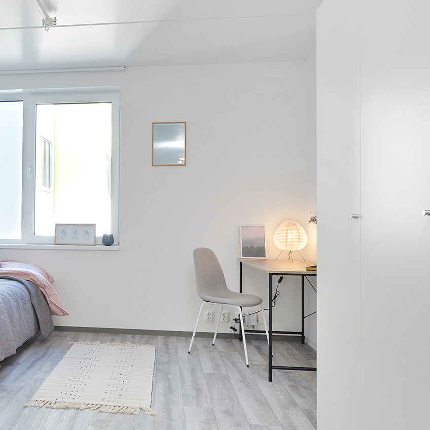 Bureau VANDBORG Chambre meublée avec bureau, chaise et décorations