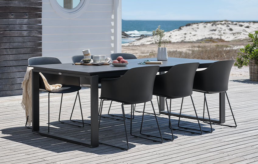 Table de jardin avec plateau en bois composite et chaises de jardin en plastique