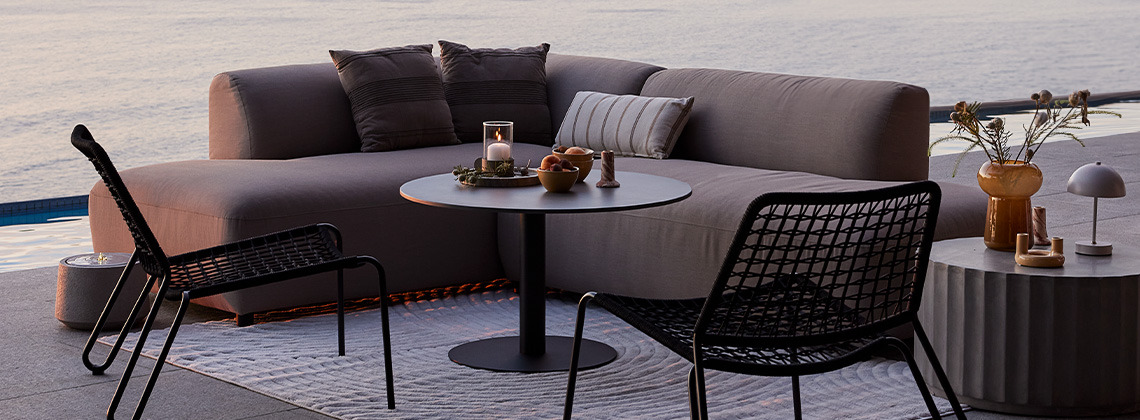 Canapé lounge 4 saisons à séchage rapide et fauteuils lounges sur un patio au coucher de soleil