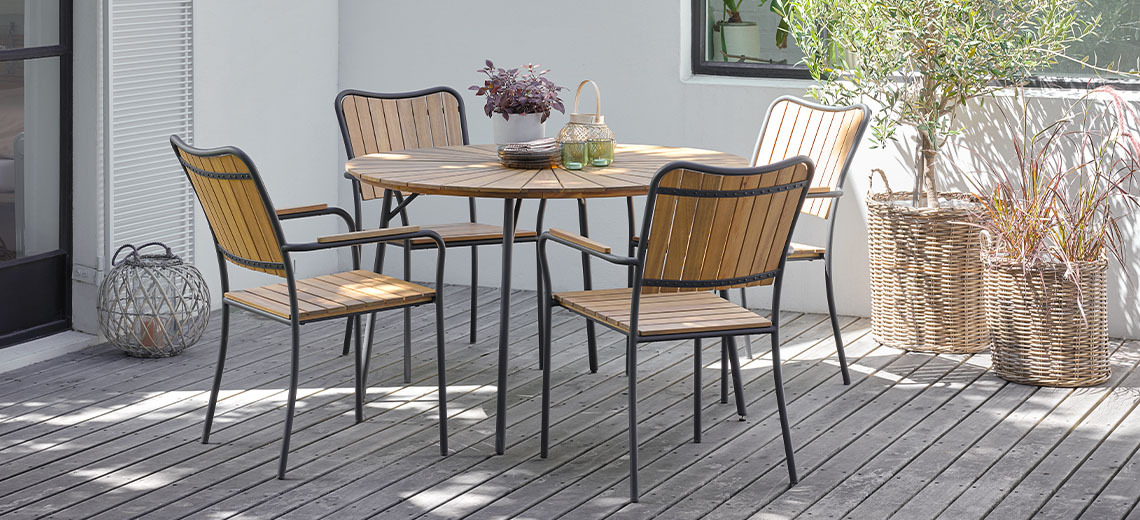 Mobilier de jardin en bois : table de jardin ronde et quatre chaises de jardin fabriquées en bois certifié FSC