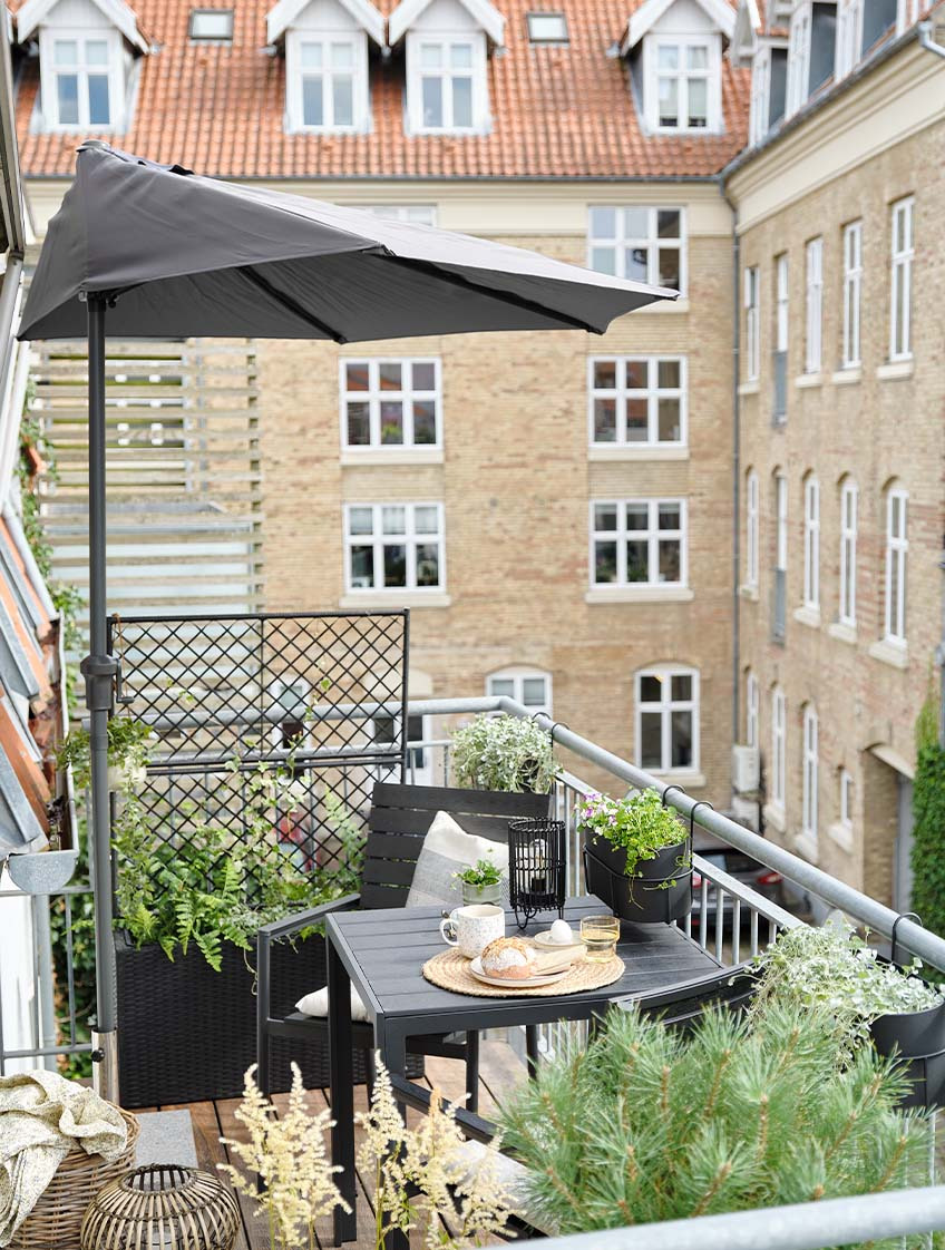 Parasol de balcon sur un balcon avec ensemble bistrot