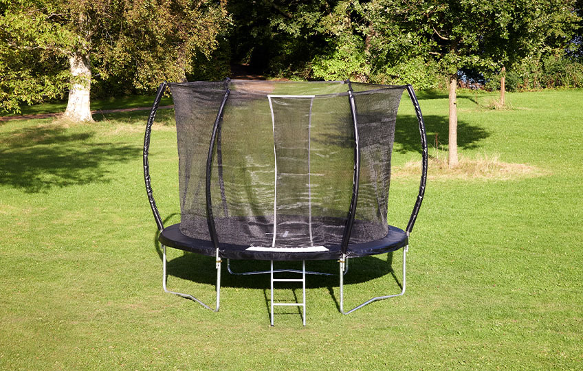 Petit trampoline avec échelle, bords rembourrés et filet de sécurité