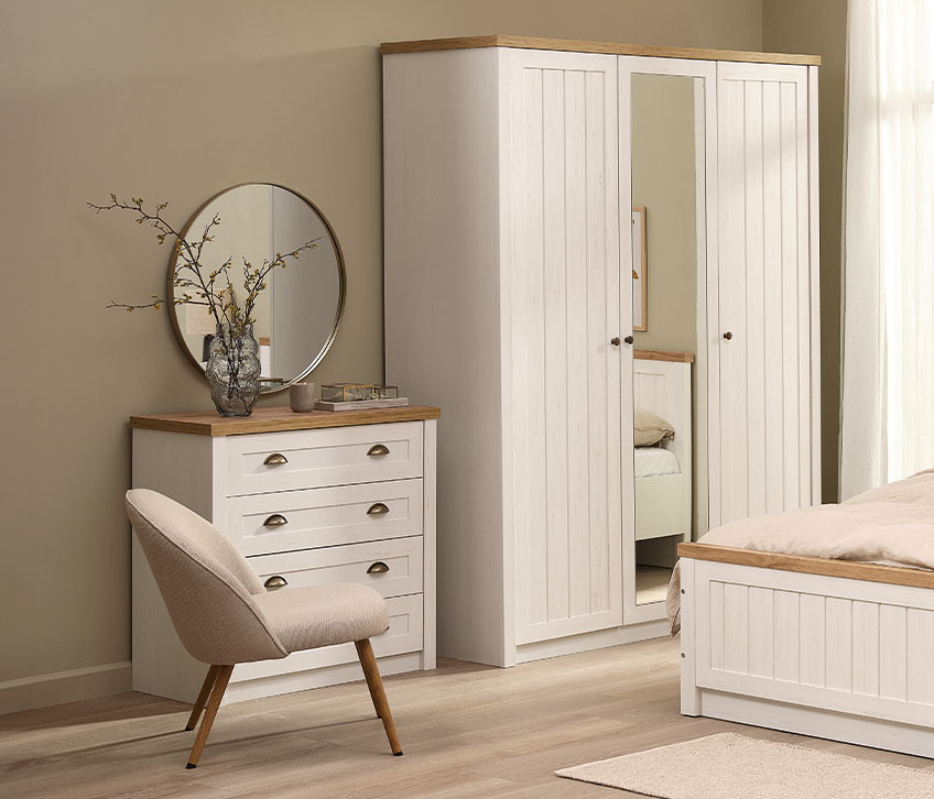 Armoire 3 portes avec un miroir et commode avec 4 tiroirs 