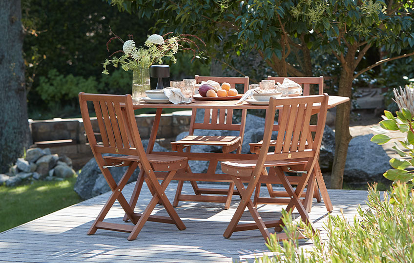 Table de jardin et chaises de jardin en eucalyptus massif sur une terrasse