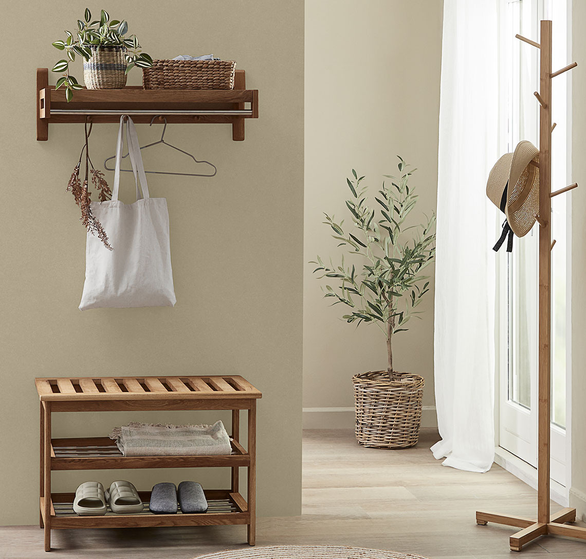 Banc avec rangement chaussures dans une entrée avec étagère d’entrée et porte-manteaux