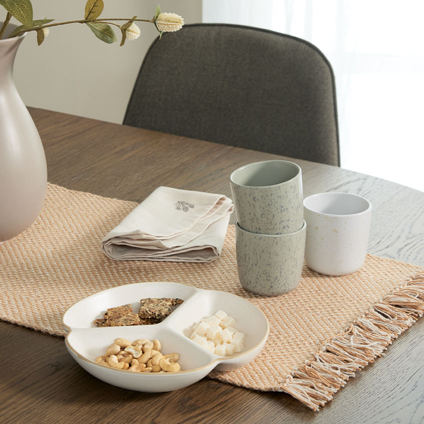 Bol et tasses sur une table de salle à manger