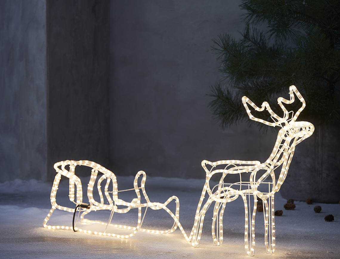 Éclairages de Noël dans une forme de renne avec un traineau