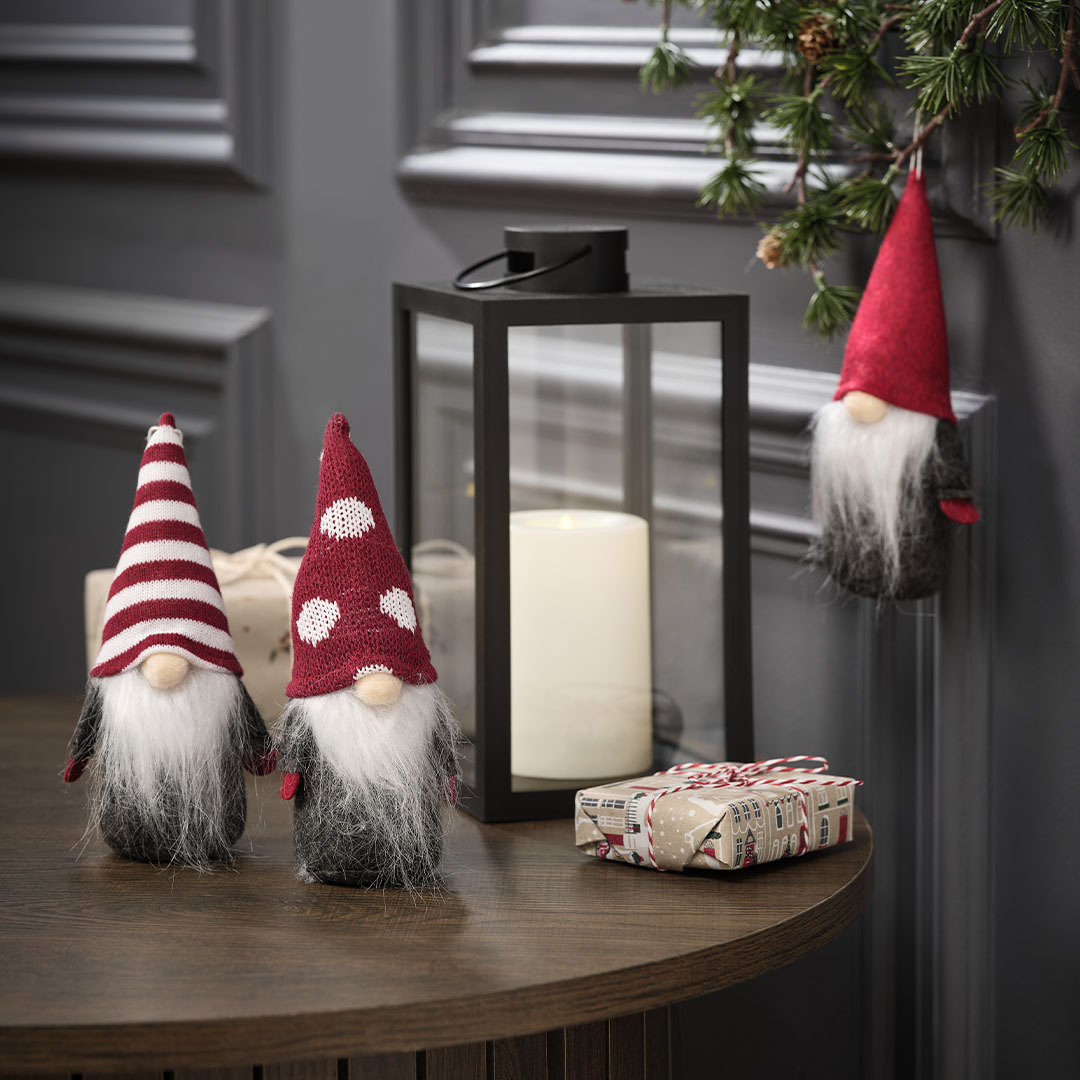 Petits gnomes de Noël avec des chapeaux de différents motifs