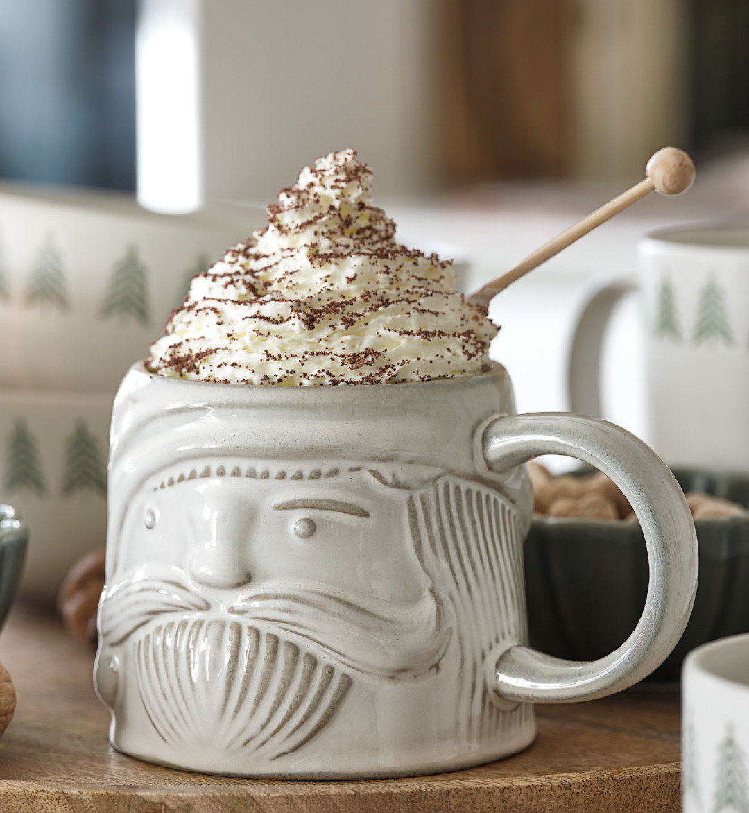 Tasse de Noël contenant une boisson chaude