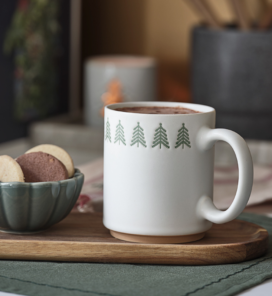 Tasse de Noël décorée avec des motifs de Noël