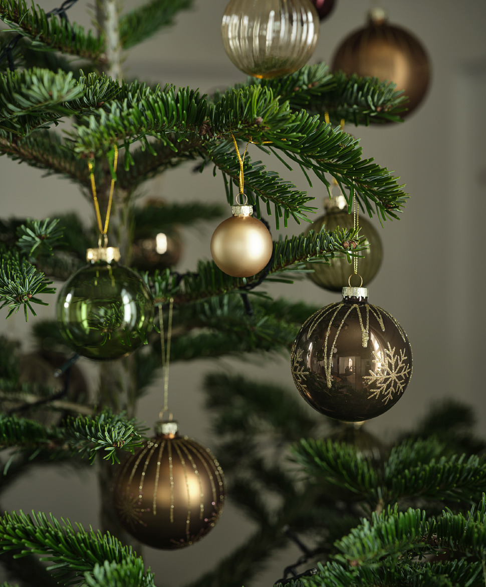 Un sapin de Noël décoré avec des boules scintillantes