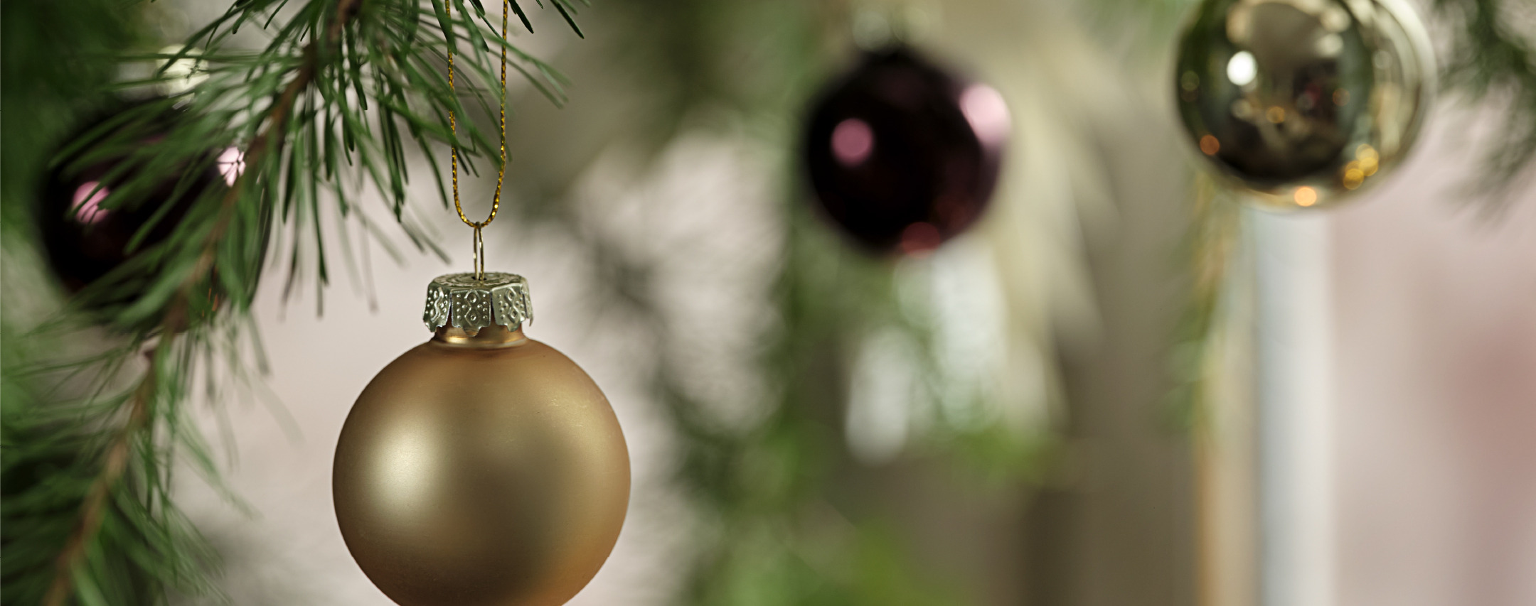 Sapin de Noël décoré avec des boules