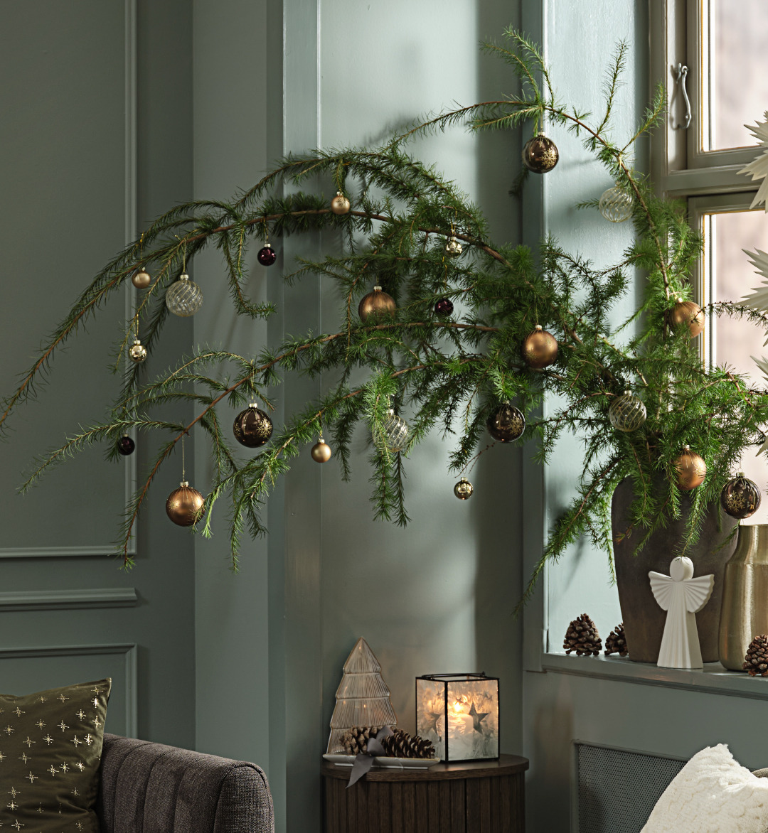 Sapin de Noël décoré avec différentes boules dans les tons bruns scintillants