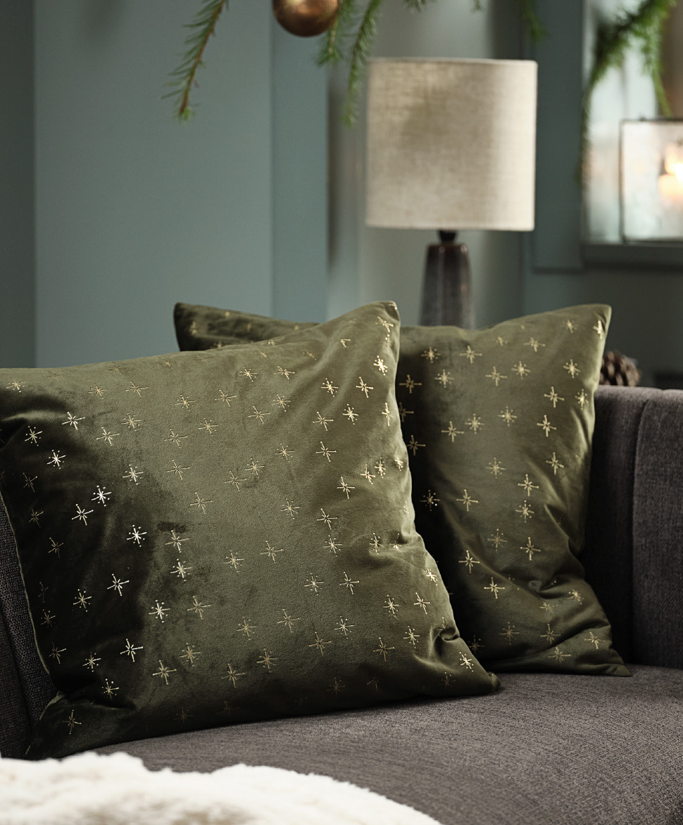 Coussin décoratif ALVALDE en velours vert avec étoiles dorées Coussin décoratif vert avec étoiles dorées