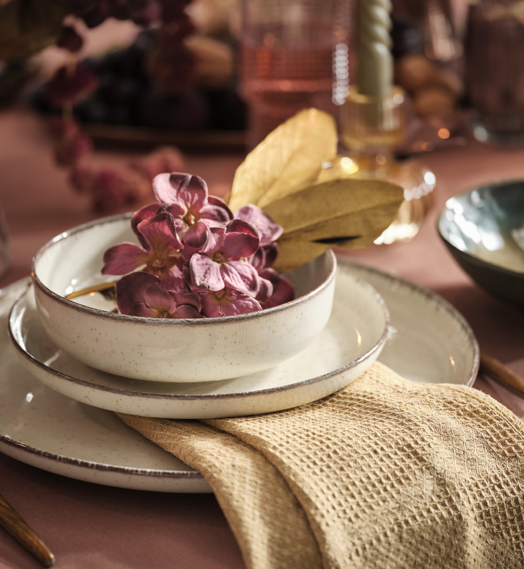 Une table à manger dressée avec des assiettes et bols