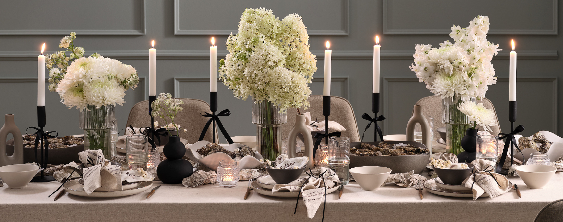 Décoration de table avec des fleurs légères au centre de la table