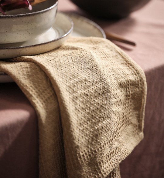 Torchon de cuisine jaune apportant de la couleur à la décoration de table