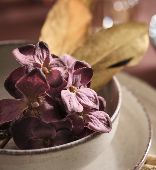 Fleurs artificielles colorées apportant de la vie à une décoration de table