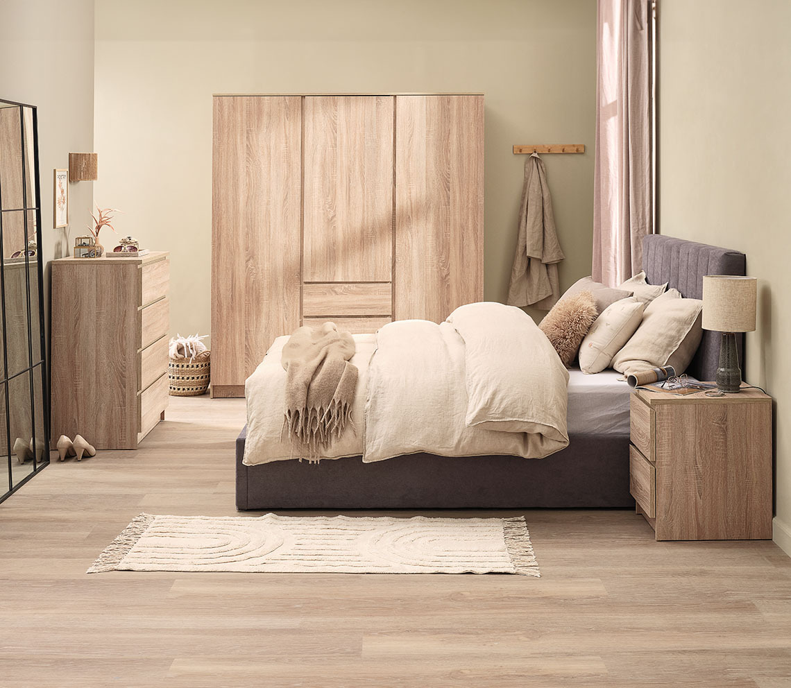 Armoire 3 portes LIMFJORDEN avec une commode aspect chêne clair Armoire 3 portes avec une commode aspect chêne clair dans une chambre